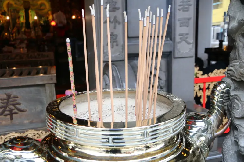 香炉には長い線香が立てられ参拝の方法は中国式