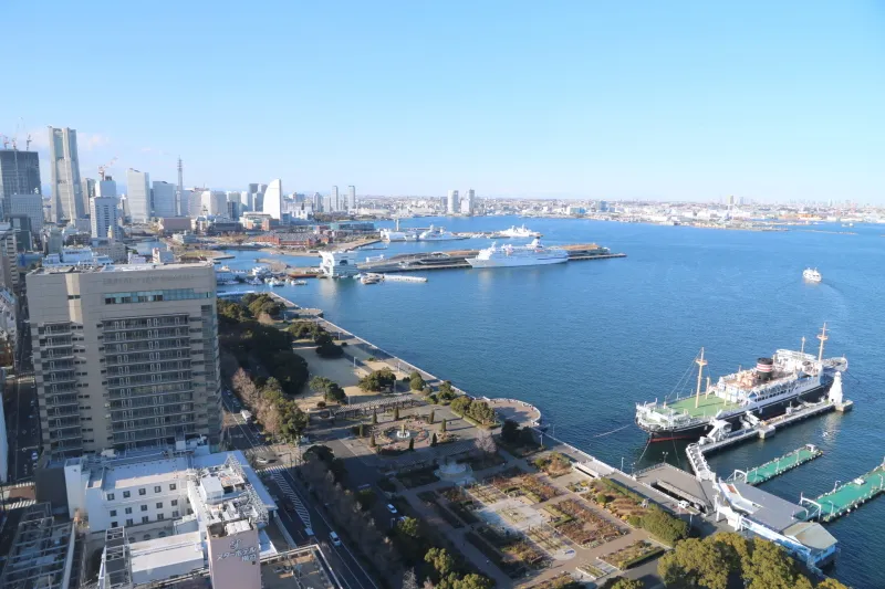 眼下に山下公園と横浜港の見える川崎方向の景色