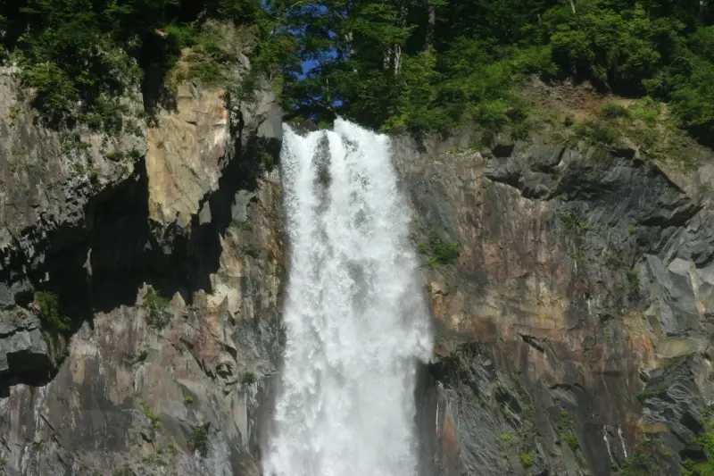 滝の上部を拡大すると見える毎秒数トンの水が落下する様子