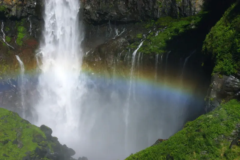 滝壺からは水しぶきが上り、日が当たると美しい虹も発生