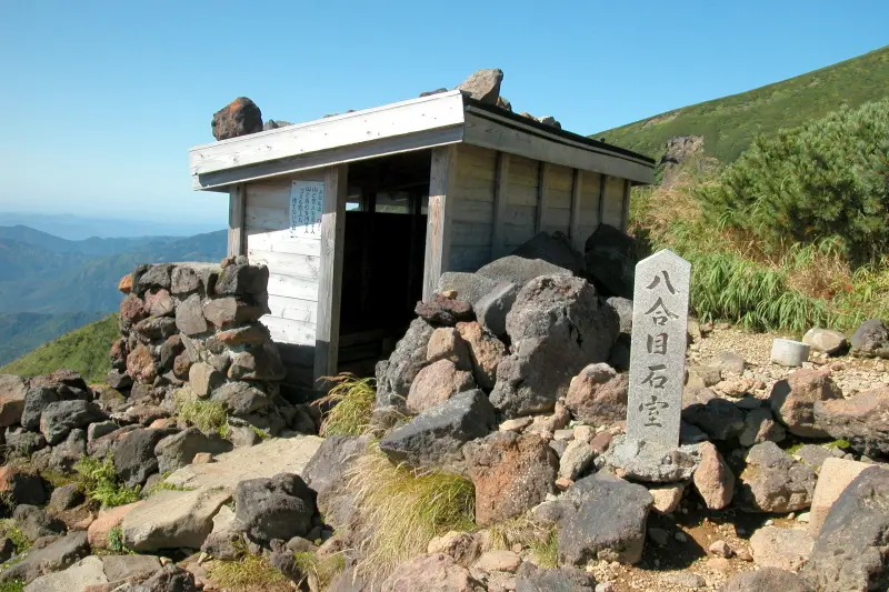 避難小屋が設置されている標高２４７０ｍの８合目を通過