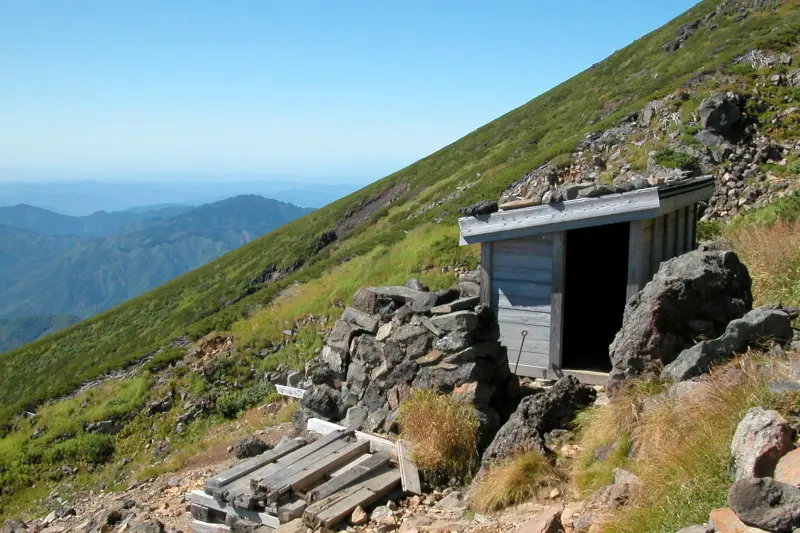 登山道の脇に造られている九合目の避難小屋