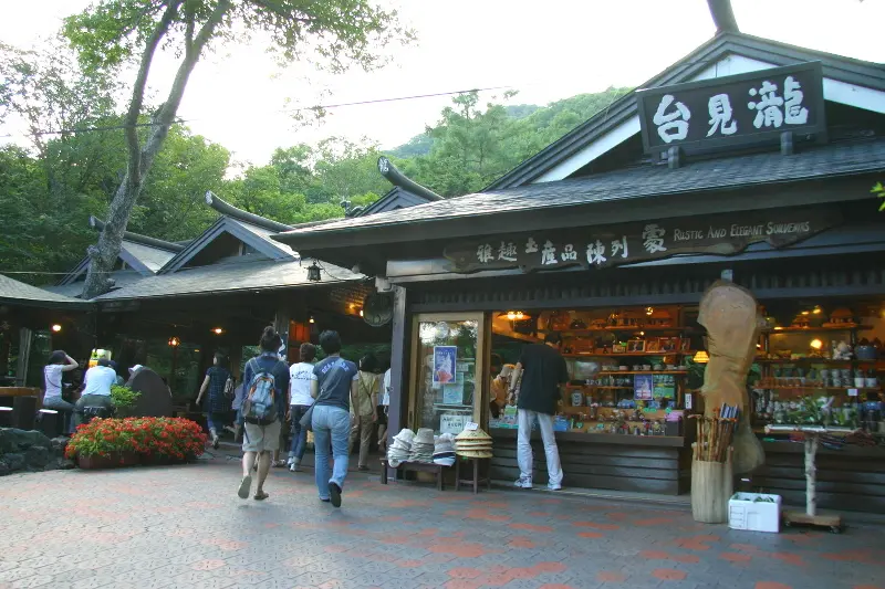 滝が眺められる場所に立つ茶店「龍頭乃茶屋」