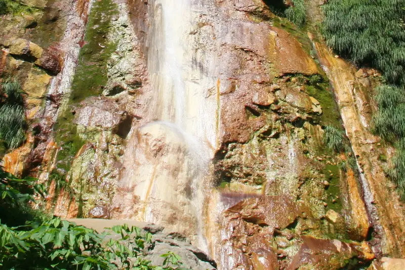 普通の滝では見られない茶色に変色している岩肌が特徴