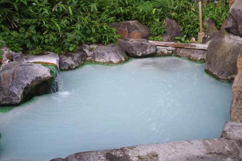乳白色の温泉が特徴となっている名物の露天風呂
