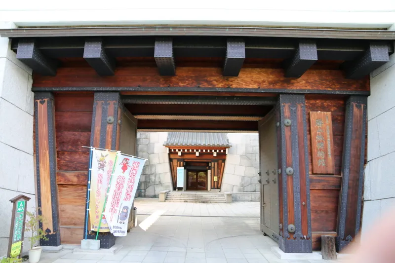 お城を模した建物で勝山の歴史や文化が学べる資料館