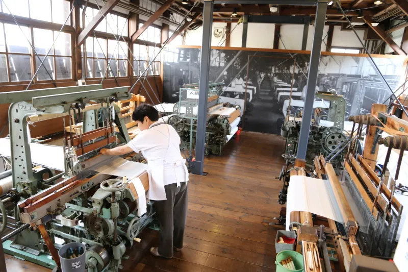 ５０年以上前の力織機を使用し、実際に布を織る、機織り実演