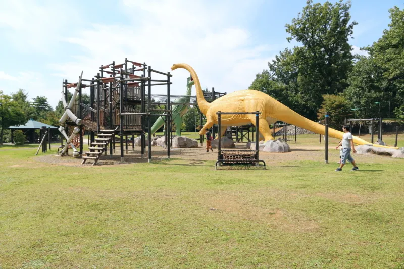 ティラノサウルスなど大きな恐竜も随所に見られる園内
