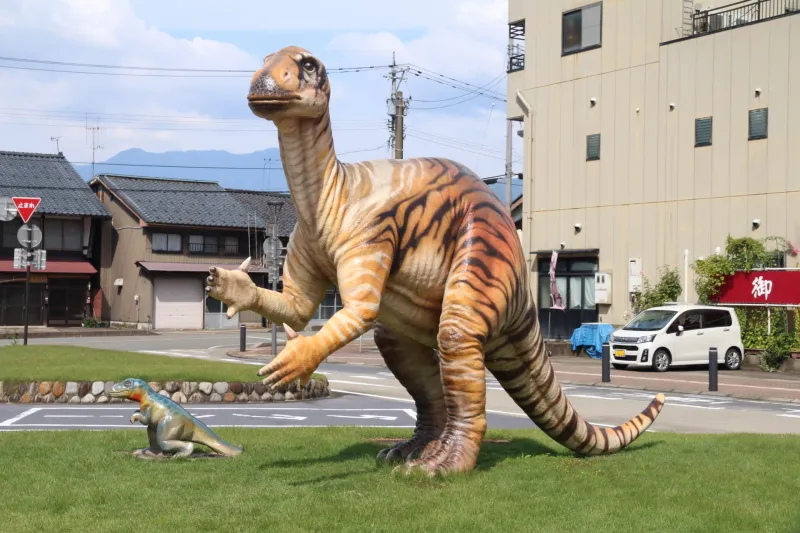 恐竜で有名な勝山らしく駅前で出迎えるフクイサウルス