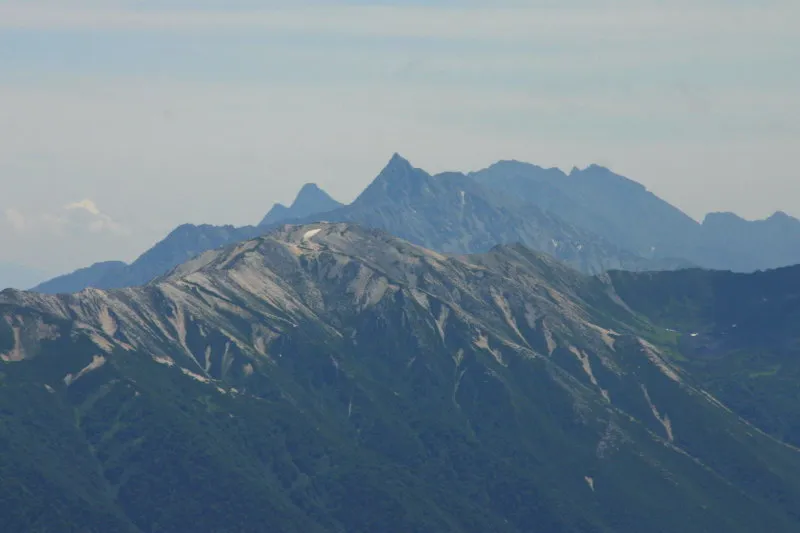 槍ヶ岳を拡大すると尖った山頂が見られ、その右側は奥穂高岳