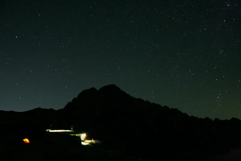 キャンプ場で深夜に撮影した、剱岳が黒く浮き上がる星空