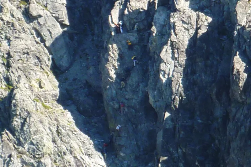 「カニのタテバイ」を８名の登山者が連なり登る光景