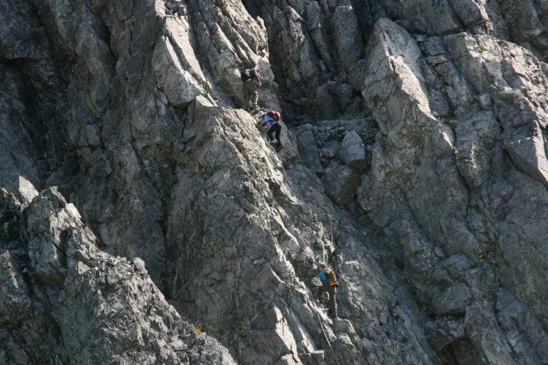 登山者を見ていると不安になるような垂直の岩壁