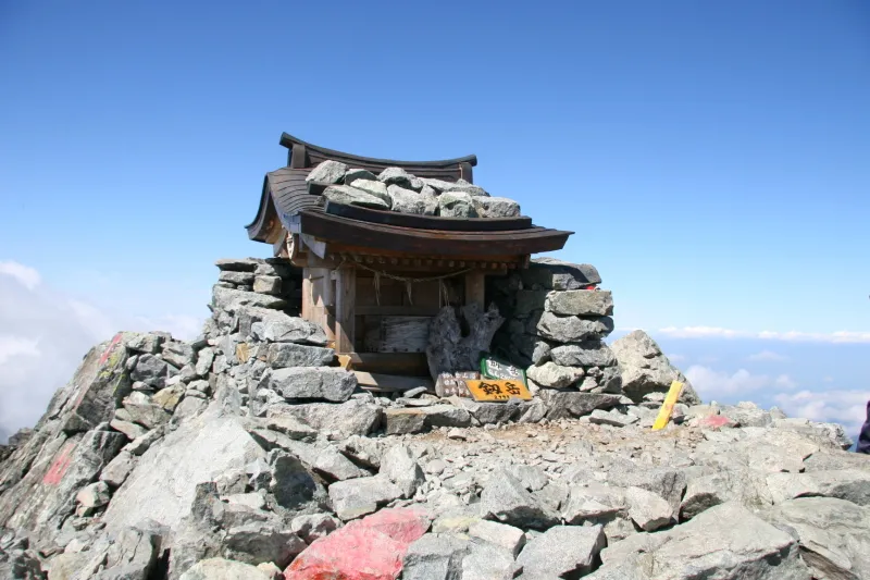 山頂の一番高い場所に鎮座する剱嶽社の祠