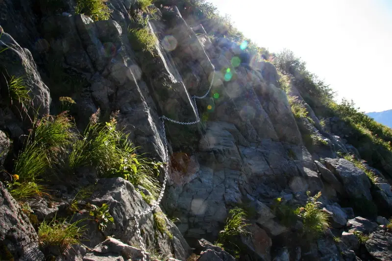 急坂に加え、断崖の鎖場も出現。この先は鎖場が多数続く難所