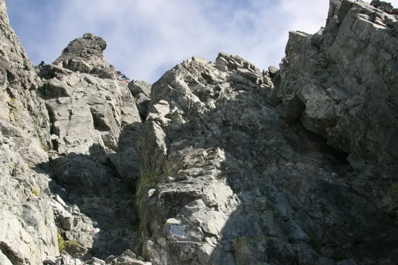 「カニのタテバイ」を下から見上げた光景。うわさ通り垂直の岩場
