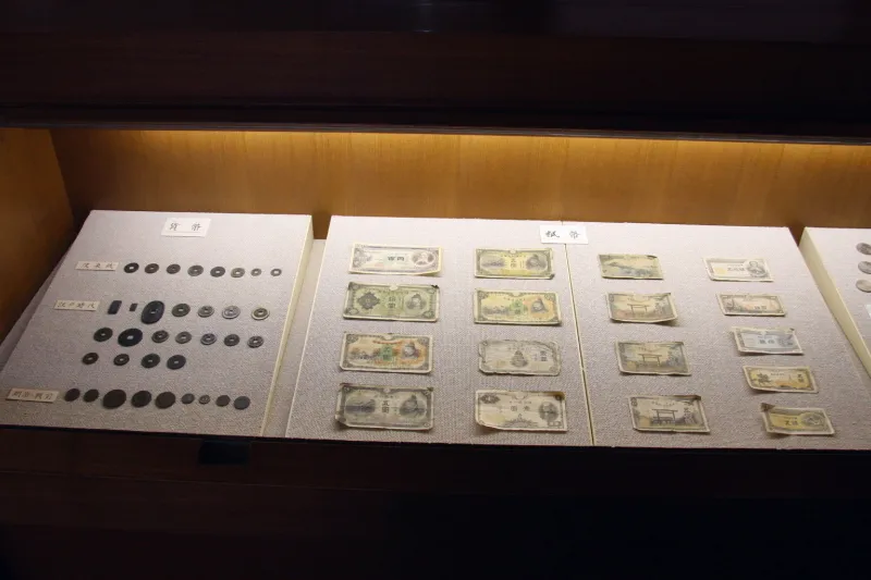 江戸から明治時代にかけての紙幣や貨幣を展示