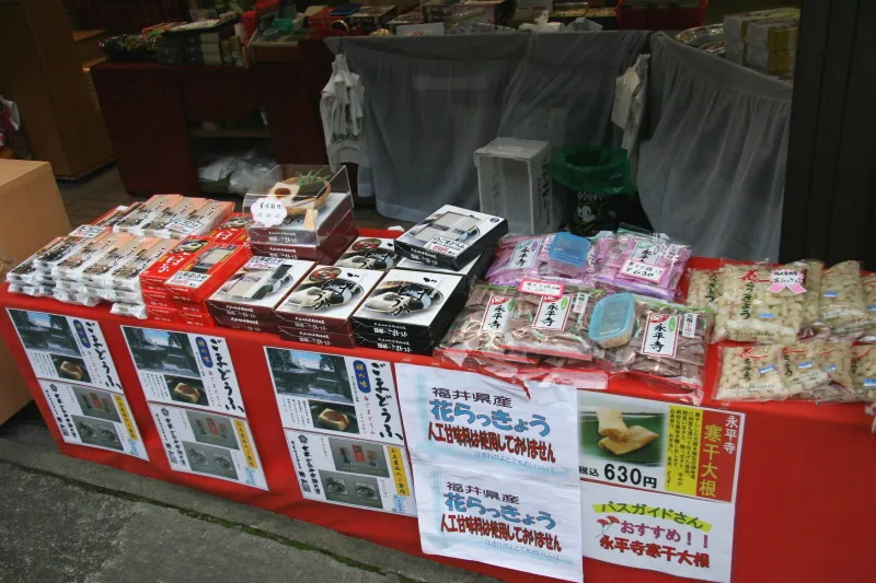 店頭に並ぶ名物のゴマ豆腐と福井特産の花ラッキョウ