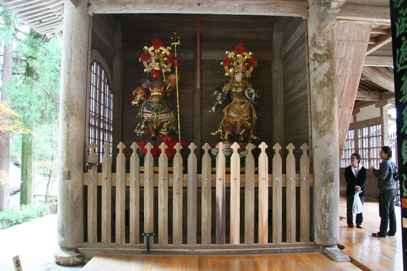 守護神の四天王が祀られている国指定重要文化財の山門