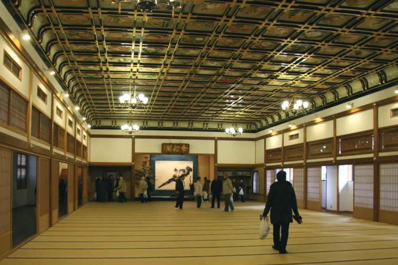 ２３０枚の絵が天井に埋め込まれる傘松閣の大広間