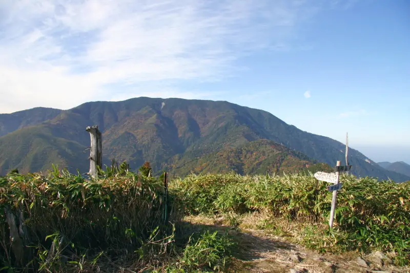 １５分ほど歩くと見えてくる恵那山の山頂