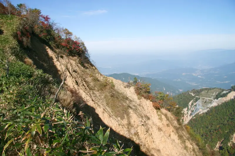 途中、２ヶ所ほど崩落があり登山道の横は垂直の断崖絶壁