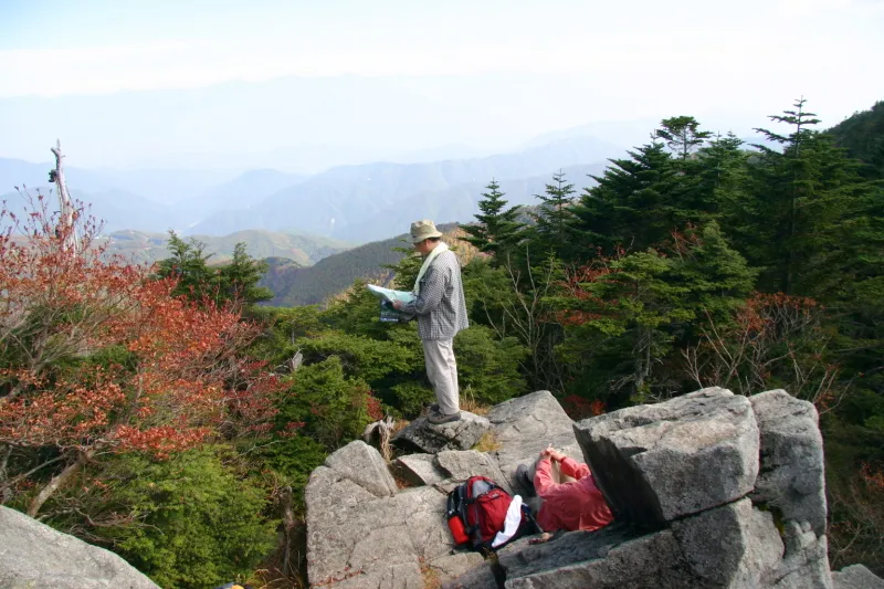 この岩場を登った所が恵那山頂唯一の景色が見える場所