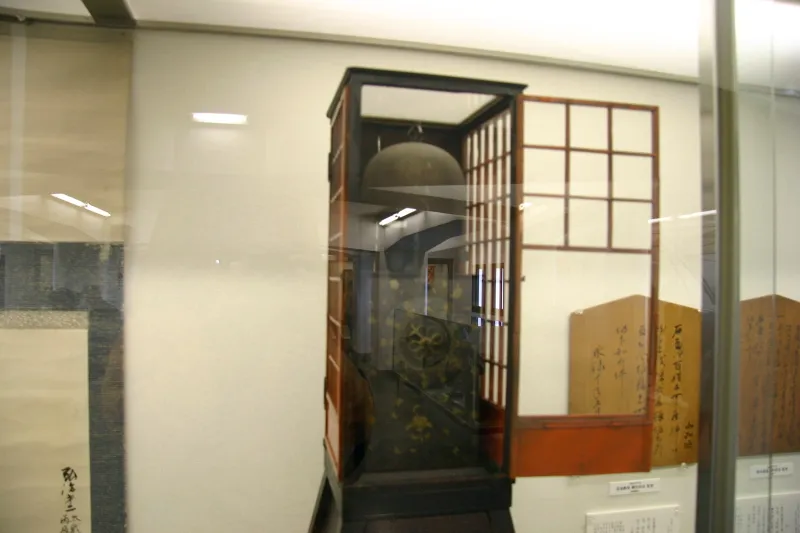 １～３階は当時の貴重品を展示する資料室フロア