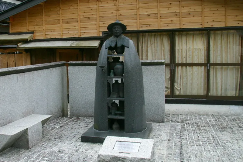 １９２４年に鳳来寺を訪れた歌人・若山牧水の銅像