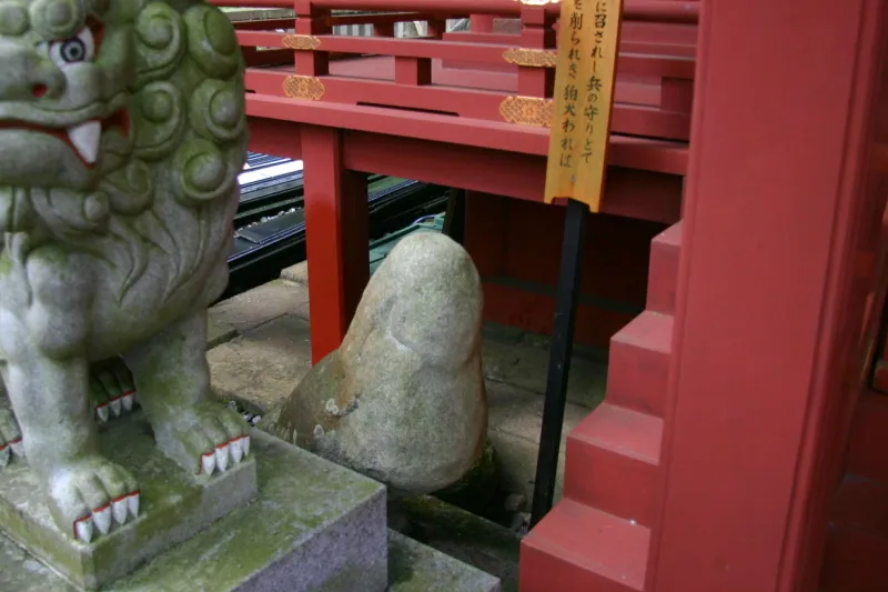 拝殿の前に置かれている丸い形をしている狛犬