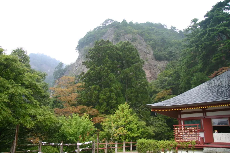 鳳来寺の裏にそびえる鏡岩と呼ばれる巨大な断崖