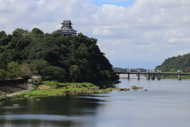 近くを木曽川が流れる高台に立っている犬山城