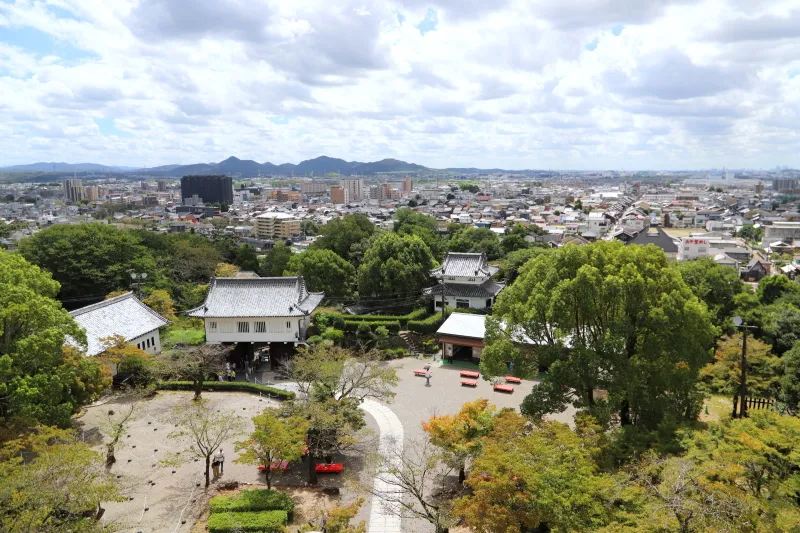 目の前を木曽川が流れる光景は犬山城の特徴の一つ
