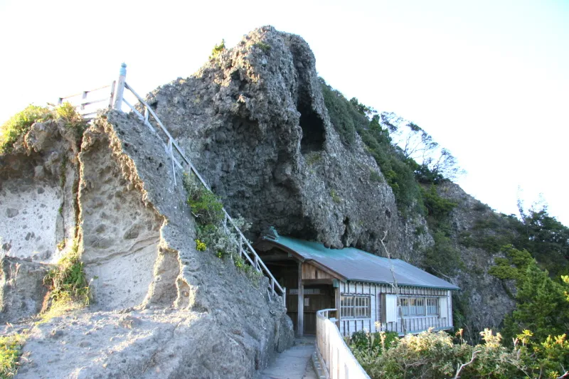 石廊崎岬の先端に位置し、岩場の間に立てられている社殿