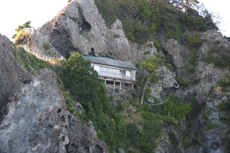 見どころの一つになっている断崖絶壁に立つ石室神社