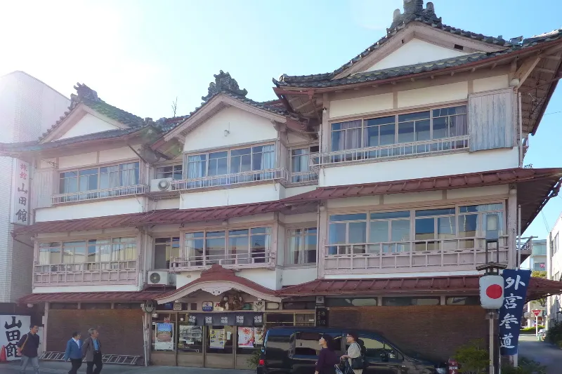 １００年の歴史ある木造３階建の旅館「山田館」
