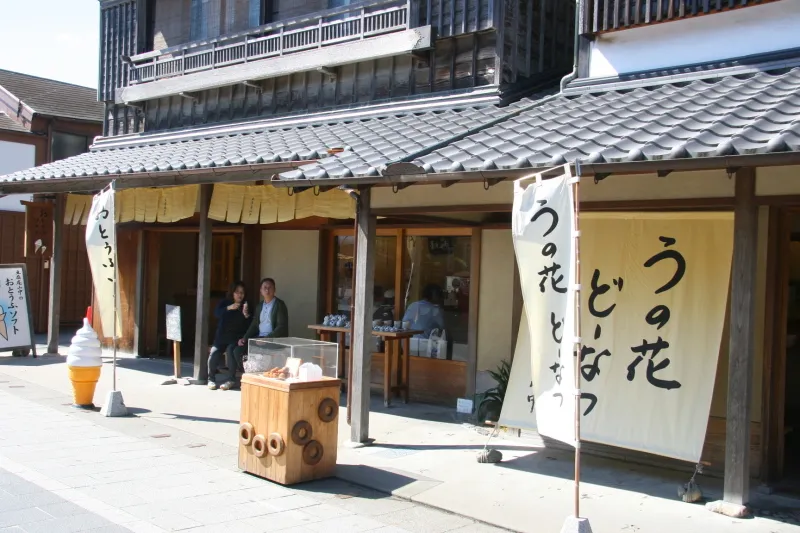 豆腐のソフトやドーナツが人気のお土産店「豆腐庵山中」