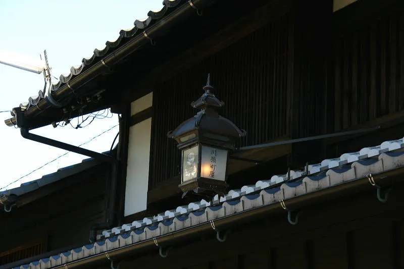 屋根の上に灯されている明かり。和紙問屋を改装した明治時代の建物