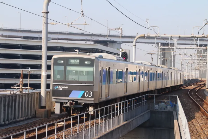 名古屋駅と金城ふ頭駅の間、１５ｋｍを結ぶ「あおなみ線」