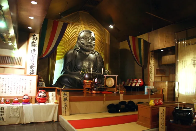 本堂に安置されている日本一のだるま大師座像