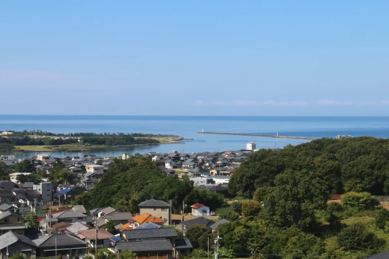 高台にあるため日本海まで眺められる大展望