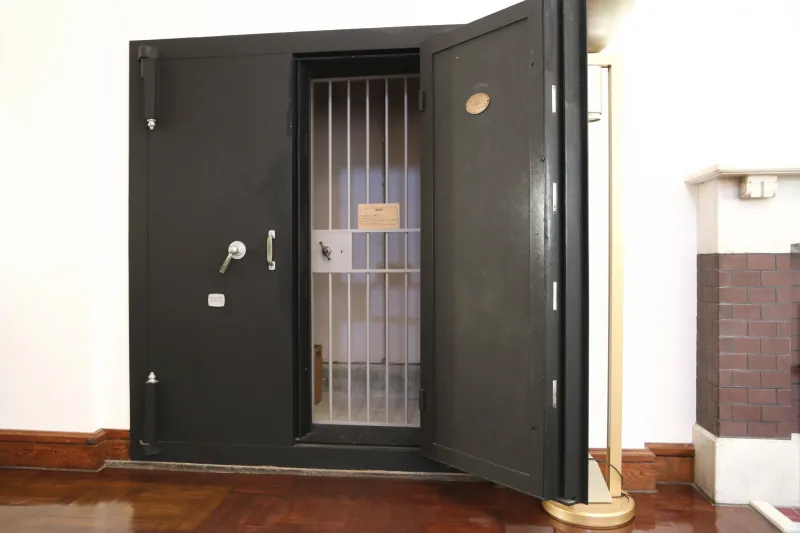 分厚い扉に守られている２０畳ほどの広さがある金庫室