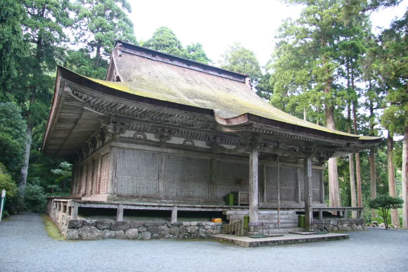１２５８年に再建された鎌倉建築が特徴的となっている国宝の本堂