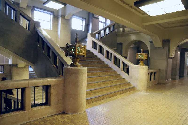 映画「三度目の殺人」で広瀬すずが登場する２階の階段