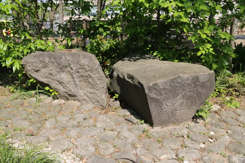 花壇の横に置かれている名古屋城壁の石