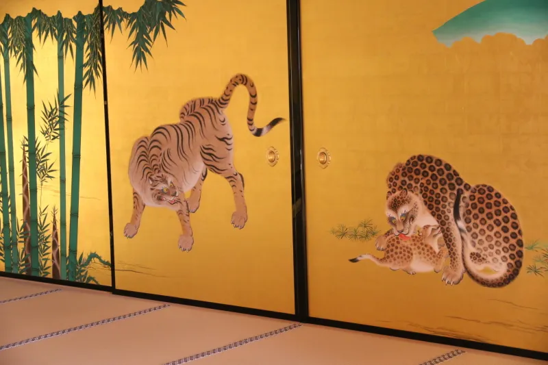 玄関となる一之間に描かれている竹林豹虎図