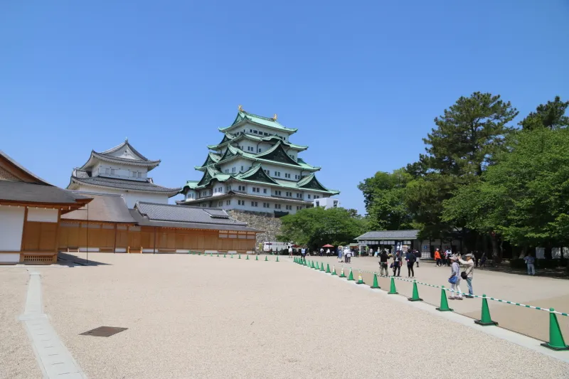 天守閣を中心に観光化されている名古屋城