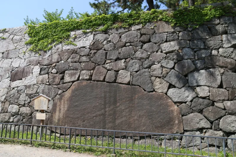 加藤清正が積み上げたと伝わる城内最大の巨石「清正石」