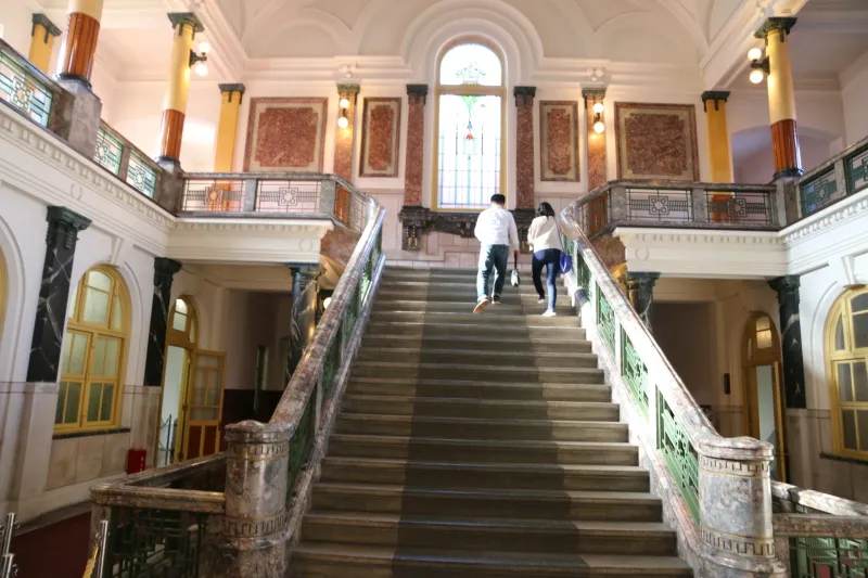 １９世紀のバロック様式が特徴の中央階段