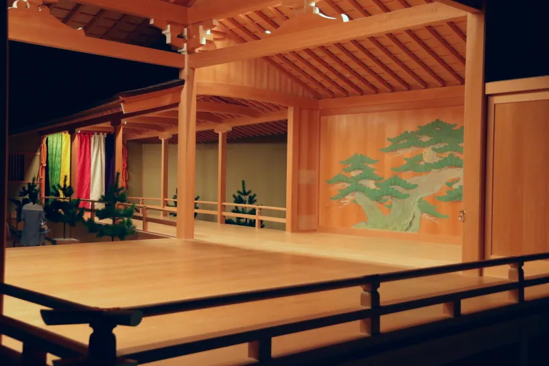総木曽檜造りの能舞台もこの距離で見学可能